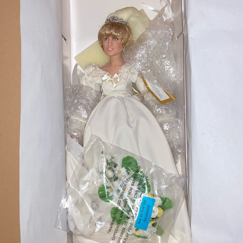 The People’s Princess porcelain doll from the Ashton-Drake Galleries - Picture 2 of 15